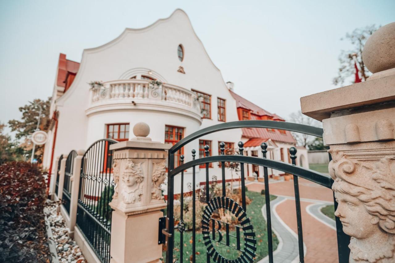 Bahnhofs Hotel Alūksne Kültér fotó